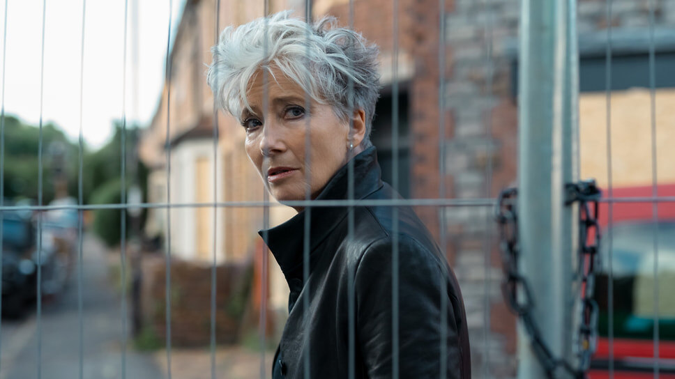 Кадр из сериала «Вниз по кладбищенской дороге», режиссеры Сэмюэл Донован, Боркур Сигторссон и Натали Бэйли, 2025.📷Фото: Apple TV+