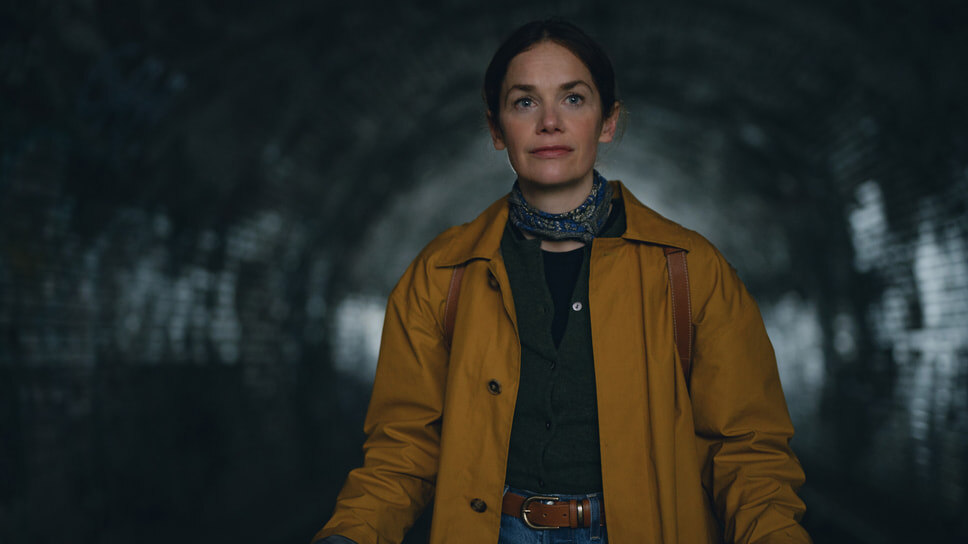 Кадр из сериала «Вниз по кладбищенской дороге», режиссеры Сэмюэл Донован, Боркур Сигторссон и Натали Бэйли, 2025.📷Фото: Apple TV+