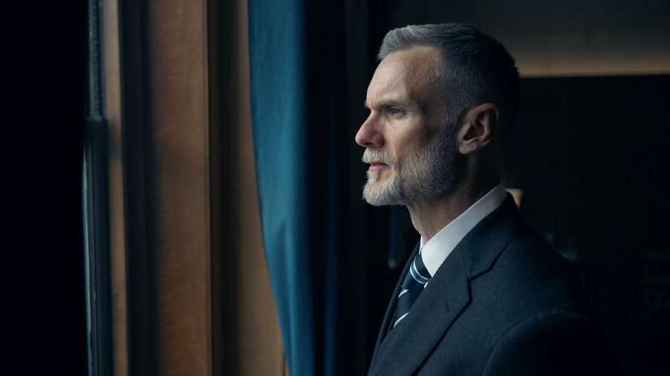 Кадр из сериала «Вниз по кладбищенской дороге», режиссеры Сэмюэл Донован, Боркур Сигторссон и Натали Бэйли, 2025.📷Фото: Apple TV+