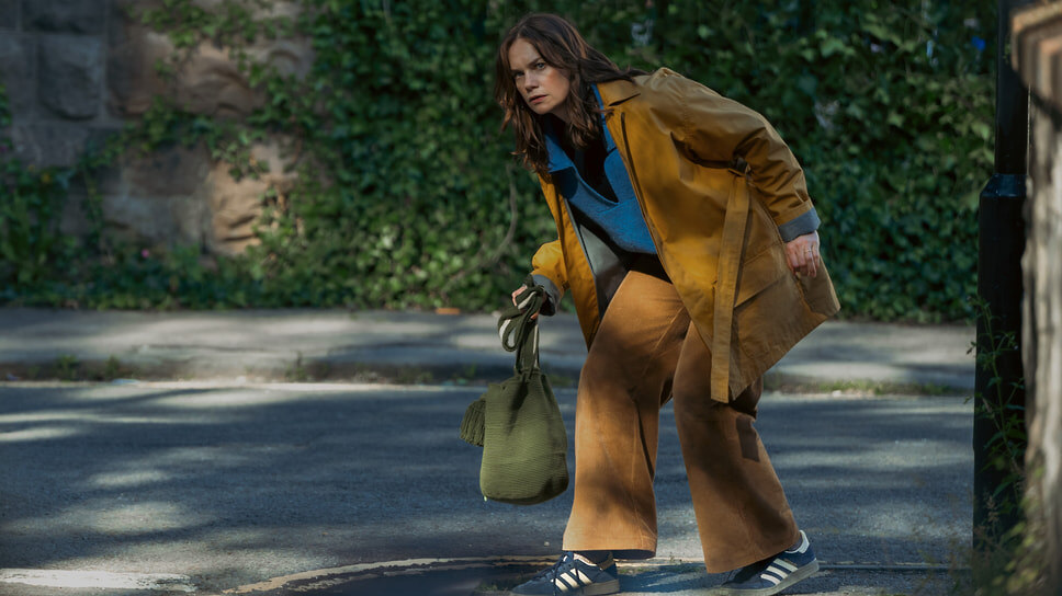 Кадр из сериала «Вниз по кладбищенской дороге», режиссеры Сэмюэл Донован, Боркур Сигторссон и Натали Бэйли, 2025.📷Фото: Apple TV+