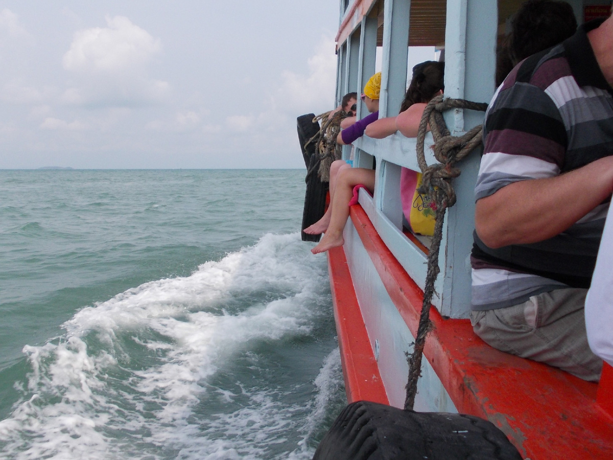 До острова 8-10 километров на пароме