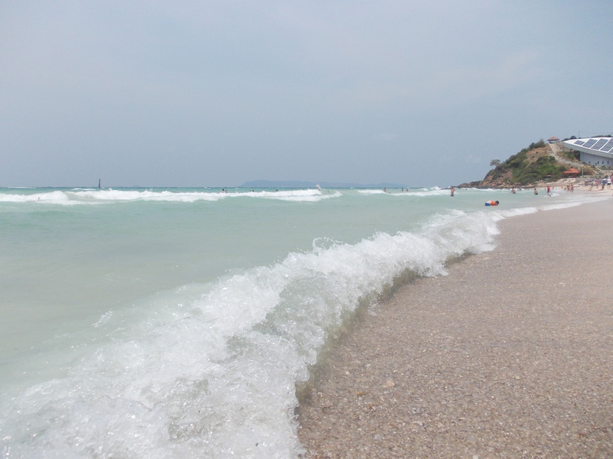 Вода на пляжах острова чистая и прозрачная