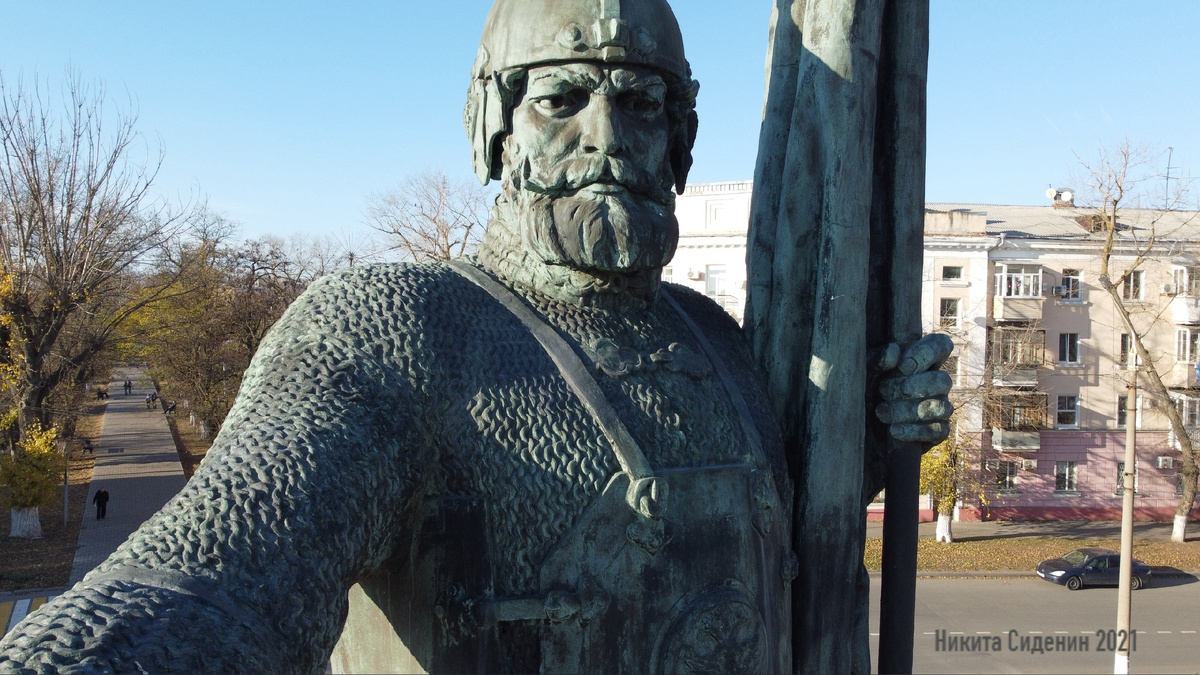 Ноябрь хмур и фото так себе. Поэтому время селфи от суровых монументальных мужчин.