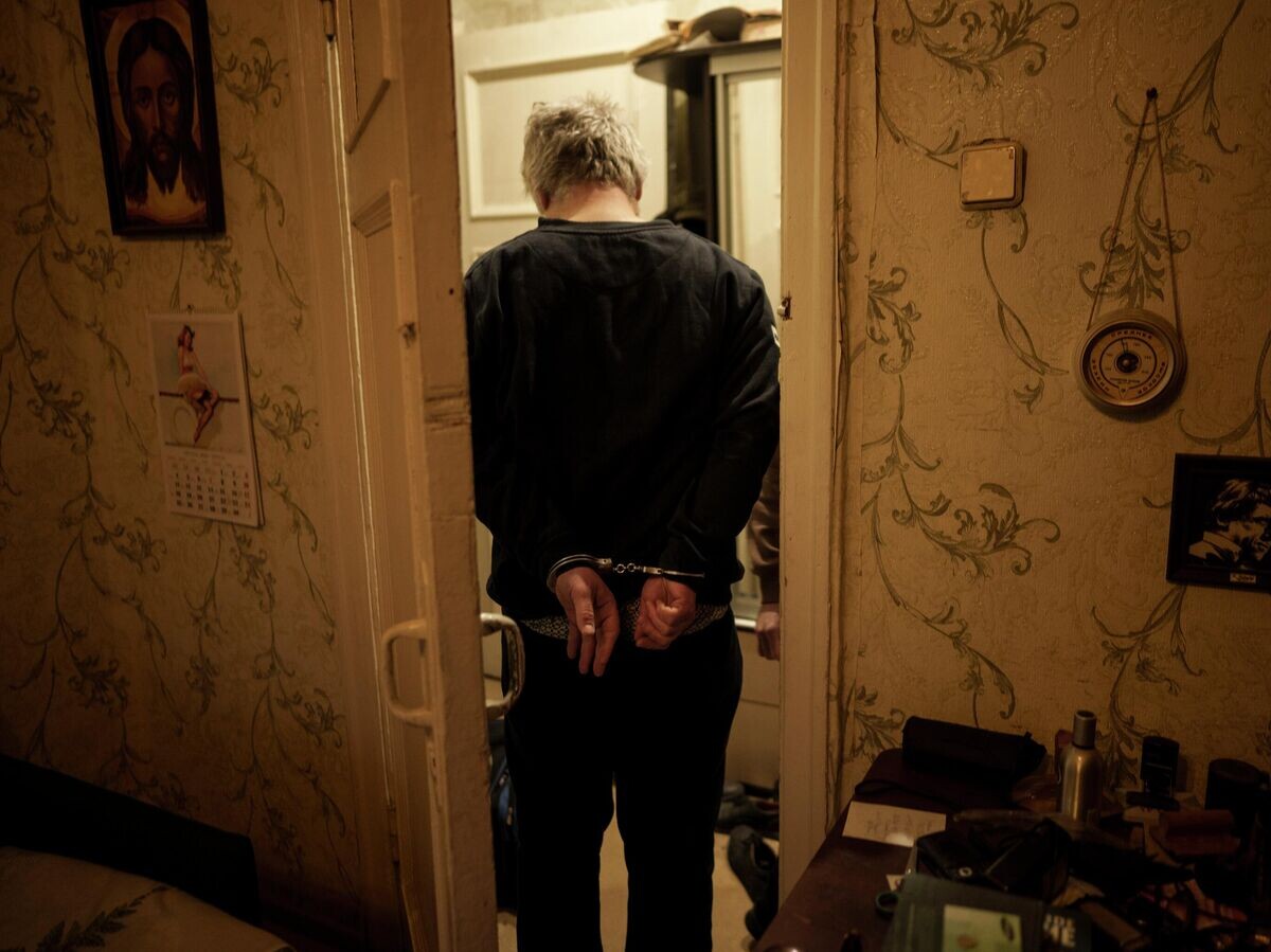    Мужчина, задержанный во время рейда СБУ в Харькове. 18 апреля 2022 года© AP Photo / Felipe Dana