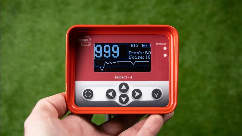 Панель управления имеет светодиодную индикацию зарядки и состояния батареи