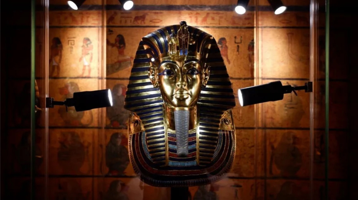 Вечный лик. Знаменитая погребальная маска Тутанхамона весом 11 кг — не просто шедевр искусства, а символ всей эпохи фараонов, дошедший до нас сквозь 33 века.