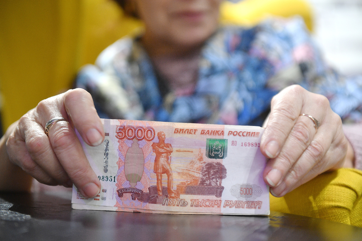 На звонки кассира банка пенсионерка не отвечает.