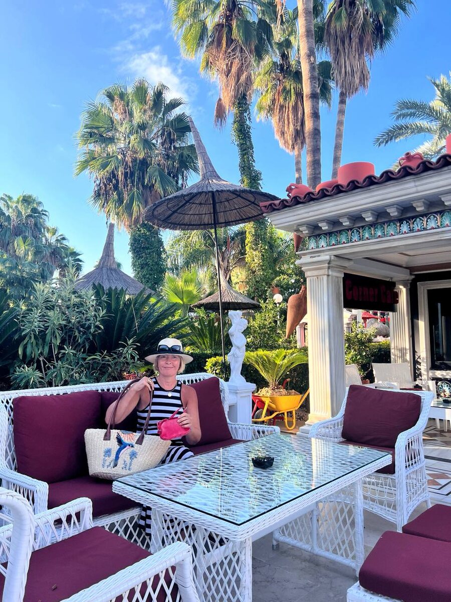 Вернулись в лето. Турция и в октябре такая же зеленая и цветущая. Всюду яркие краски.