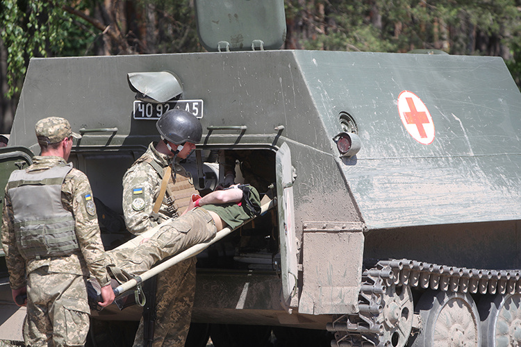    Если в Ираке раненого в течение часа уже госпитализировали к опытным специалистам, то на СВО украинские солдаты зачастую просто умирают, не дождавшись помощи, эвакуация раненых через полдня после ранения — уже большая удача.   
Фото: © Pavlo_bagmut / ZUMAPRESS.com / www.globallookpress.com