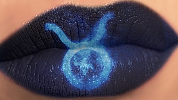 Символ Тельца — стилизованный бык, изображённый в виде бычьей головы с большими изогнутыми рогами.