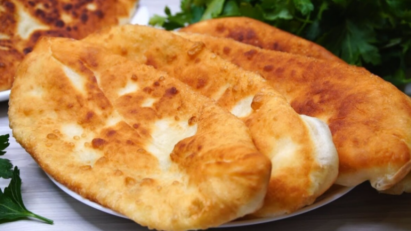 Если вы искали рецепт, который будет работать всегда, — вы его нашли. Пирожки на кефире: тонкое тесто и сочная начинка.