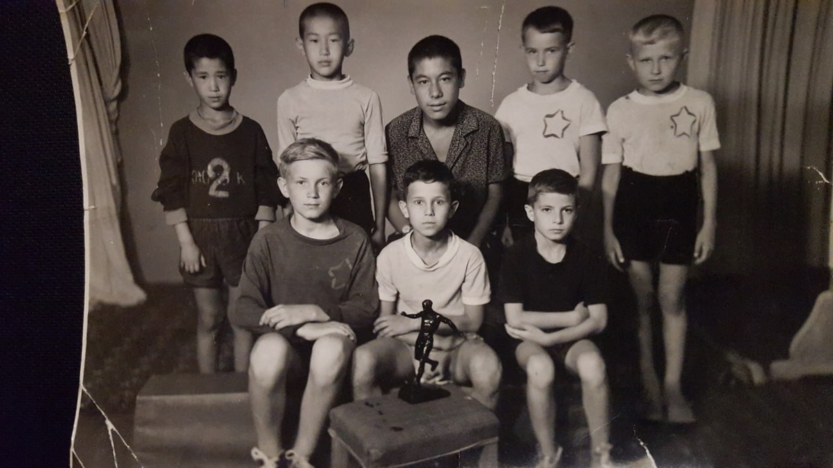 Дворовая команда, во втором нряду возле тренера Олежка и Сережка, футбольная команда, Звездочка.