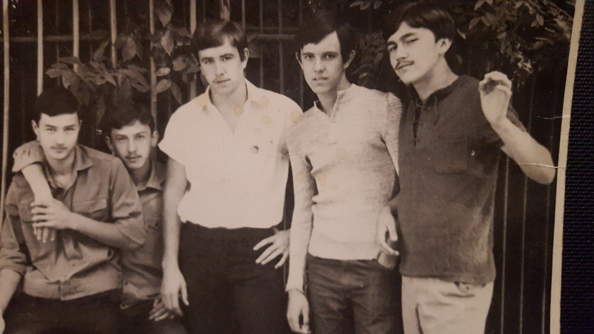 Справа налево Павлик уже... Сережка Полак, Сергей, Казуня и ... Полак наполовину югослав и ... Это страшная сила для девчонок, бабник страшный...