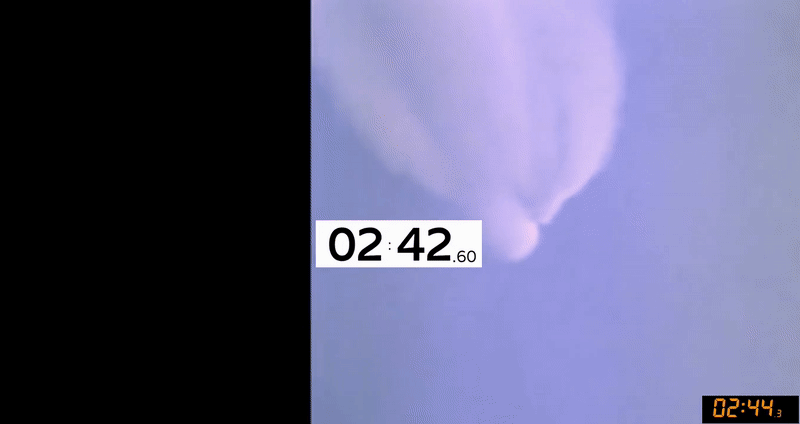 Секундомер в центре остановлен чуть позже времени подачи команды на включение тормозных двигателей отделения первой ступени. Секундомер правого ролика продолжает отсчёт времени в правом нижнем углу кадра.