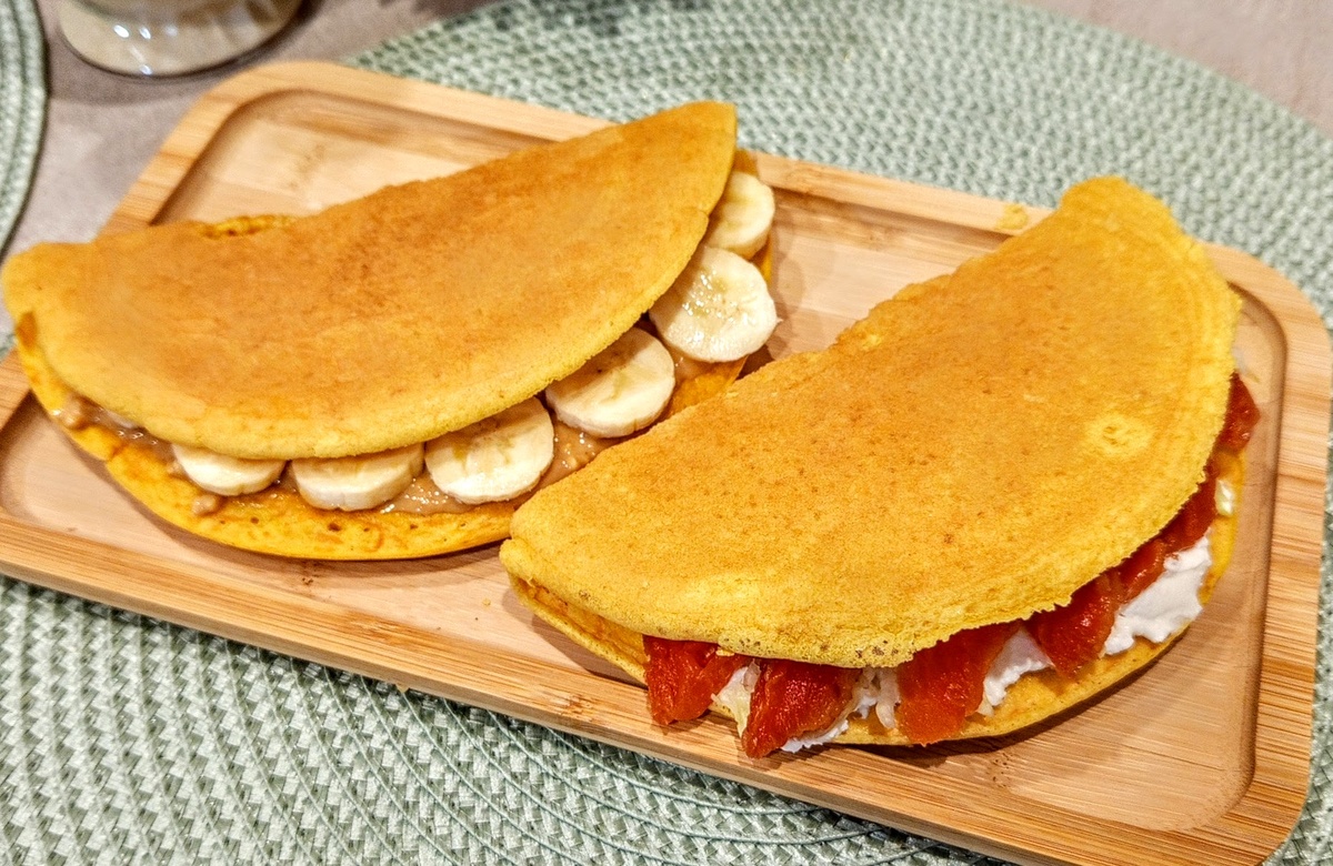 Мне нравятся идеи Светланы Олейник. Один овсяноблинчик с десертной начинкой, другой – с несладкой. 