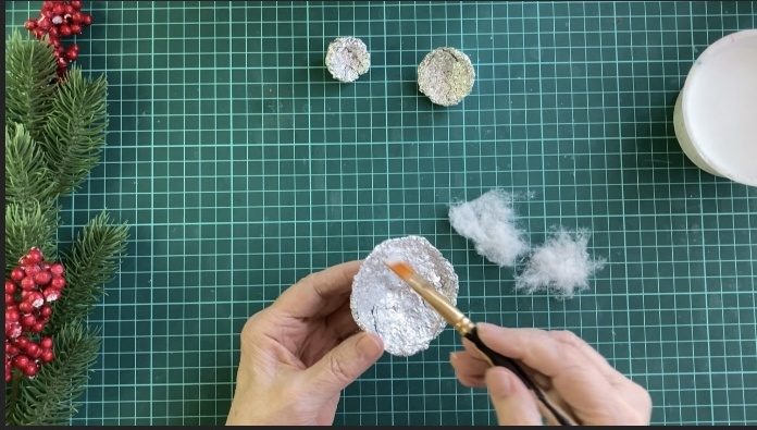 Наклеиваем кусочки ваты на внутреннюю сторону шляпки. Фото: Елочные игрушки ЕленыКа