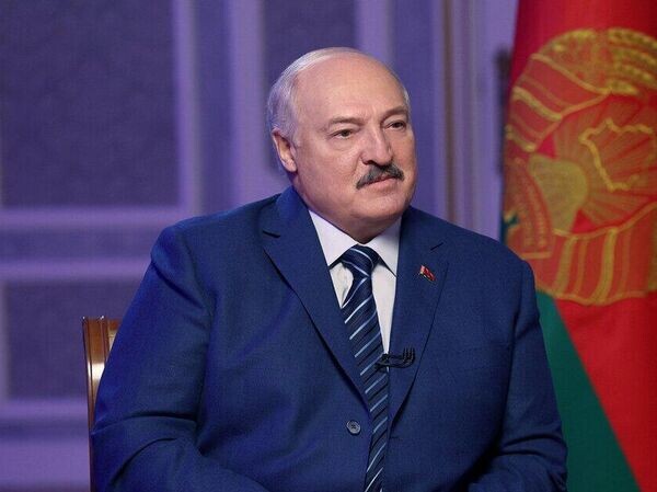 Лукашенко поздравил белорусов с Днем Октябрьской революции