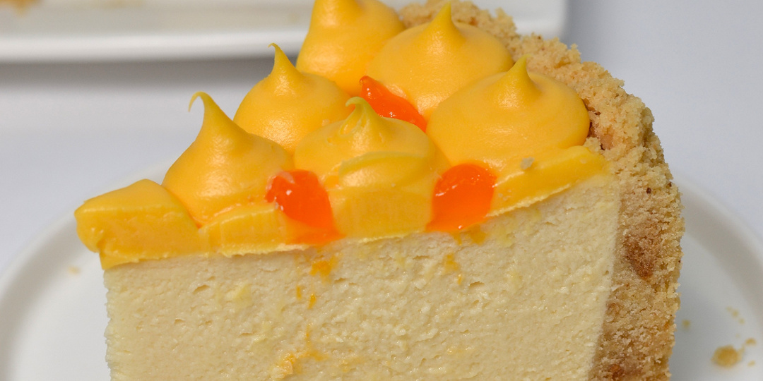 Манговый чизкейк, который покорит любого: нежность, хруст и взрыв тропиков в каждом кусочке.