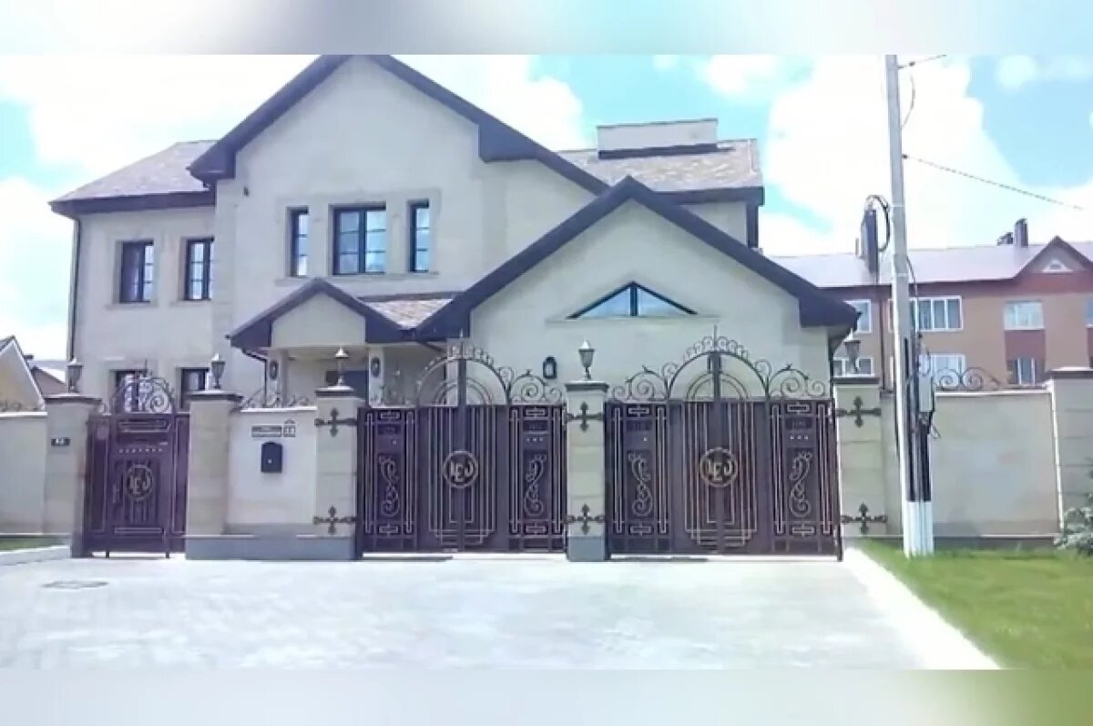    Особняк, изъятый у экс-министра Оренбуржья Лабузова, разграблен и пустует