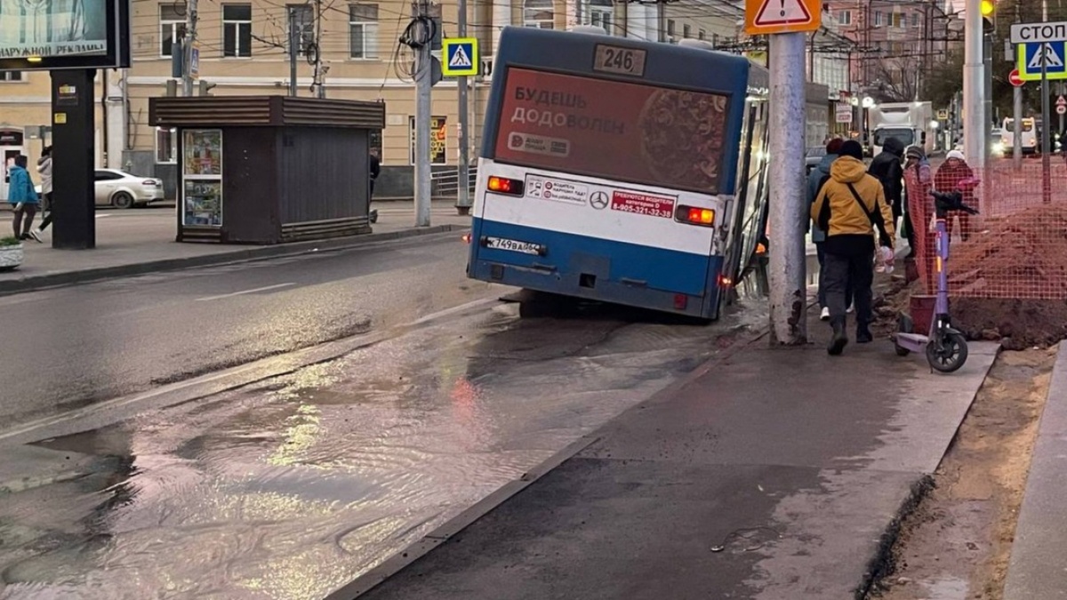    В Саратове автобус №246 угодил в дорожную ловушкуНовости Саратова и области – Сетевое издание «Репортер64»