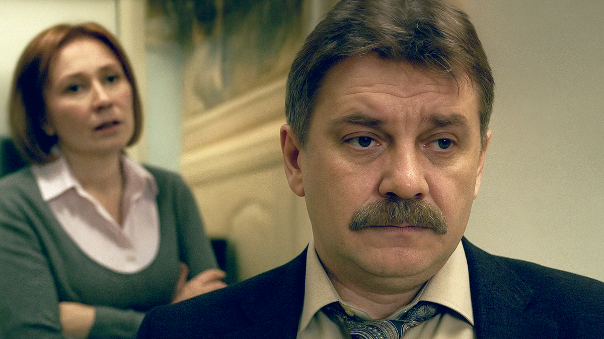 Он вернулся проверить, осталась ли она одна. Увидел чужую рубашку и понял, что потерял всё