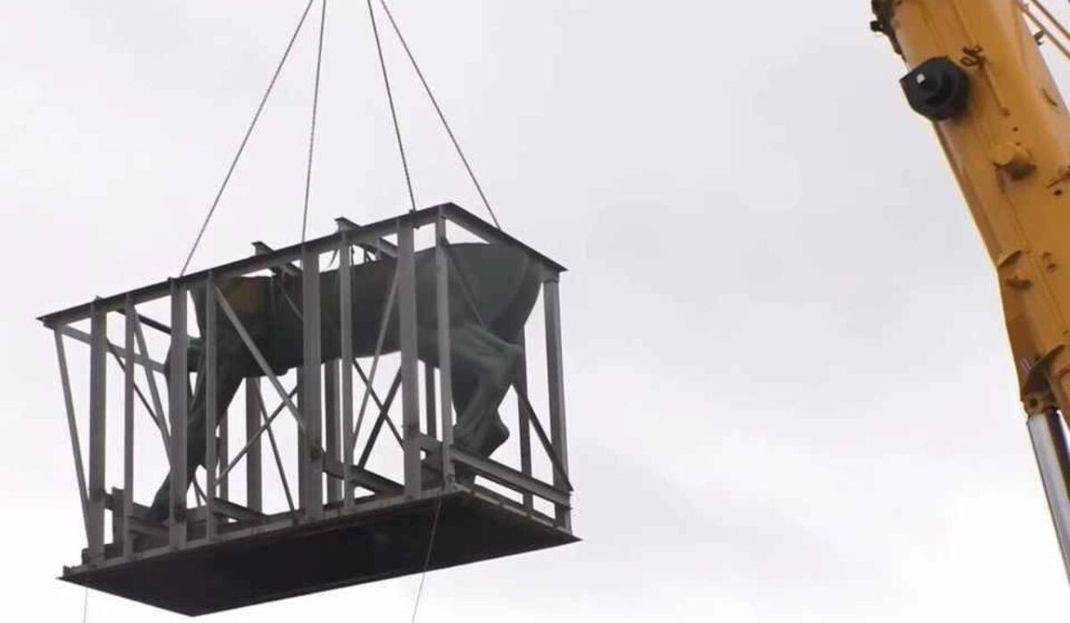     Демонтаж памятника. Источник: ufa.kp.ru Автор фото: Захар Яковлев