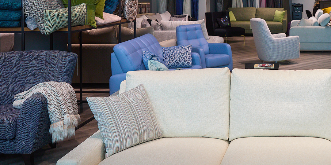 Цветовой акцент: как один яркий диван меняет характер всей комнаты