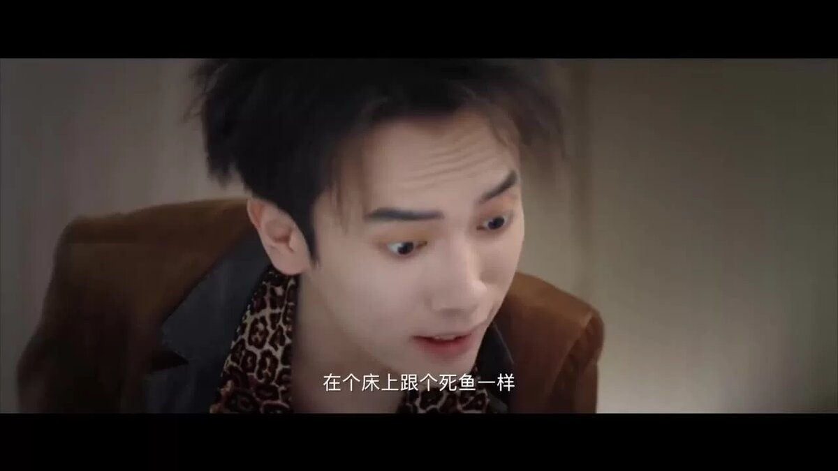 На фото написано "С тобой в постели, как с мертвой рыбой"- это он такие комплименты жене делает, хотя, с моей точки зрения, такому, как он, только мертвая рыба и должна светить в качестве партнера 