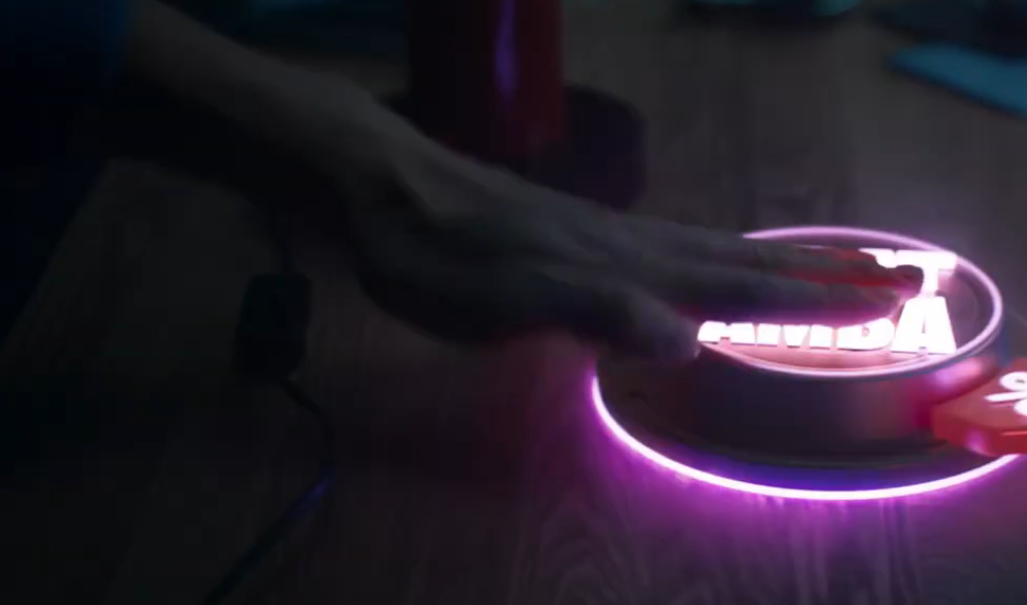 Кадр из рекламы Авито Хватамба "Скидки светят" (2025)