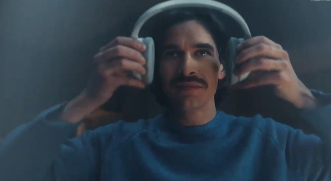 Кадр из рекламы Авито Хватамба "Скидки светят" (2025)