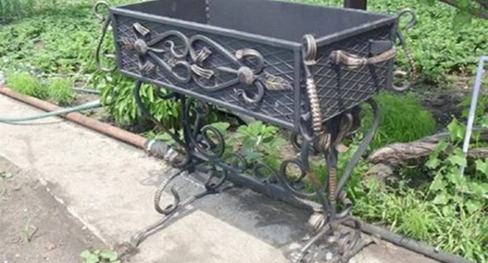 Кованый мангал для маленького участка: 3 нестандартные идеи, которые решат проблему нехватки места