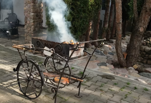 Мангал-этажерка на колесиках