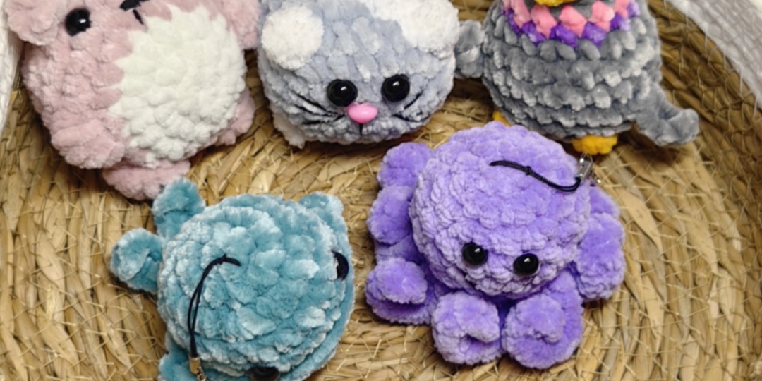 Не просто брелок, а личный талисман: 5 причин бешеной популярности вязаных игрушек-брелоков