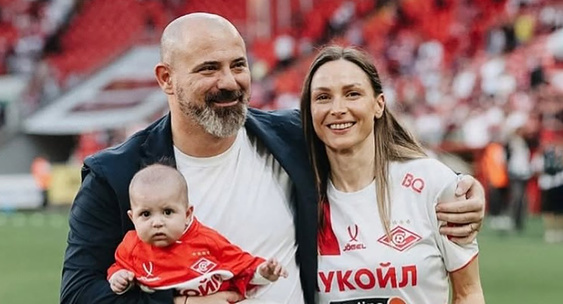 Жена и дочка у мужчины всегда на первом места!!!)))