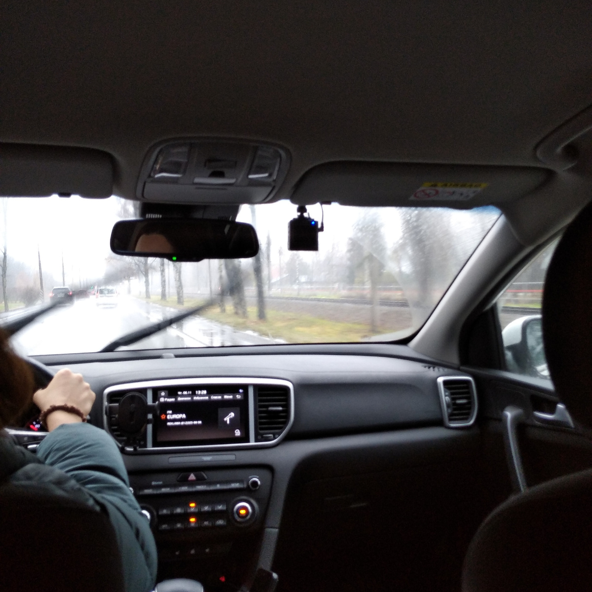 Ехали под проливным дождем.