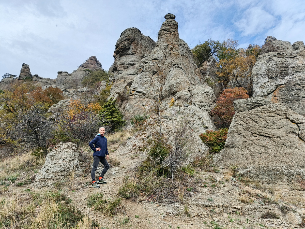 В Долине Привидений, посёлок Лучистое. Крым, октябрь-2025. Фото автора