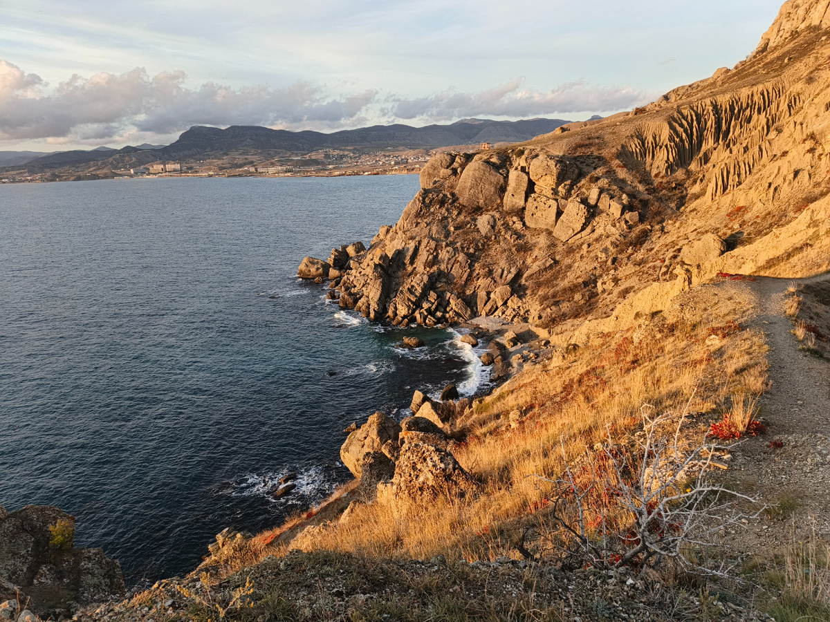 Шикарный берег и мыс под Судаком в "золотой" предзакатный час. Крым, ноябрь-2025. Фото автора