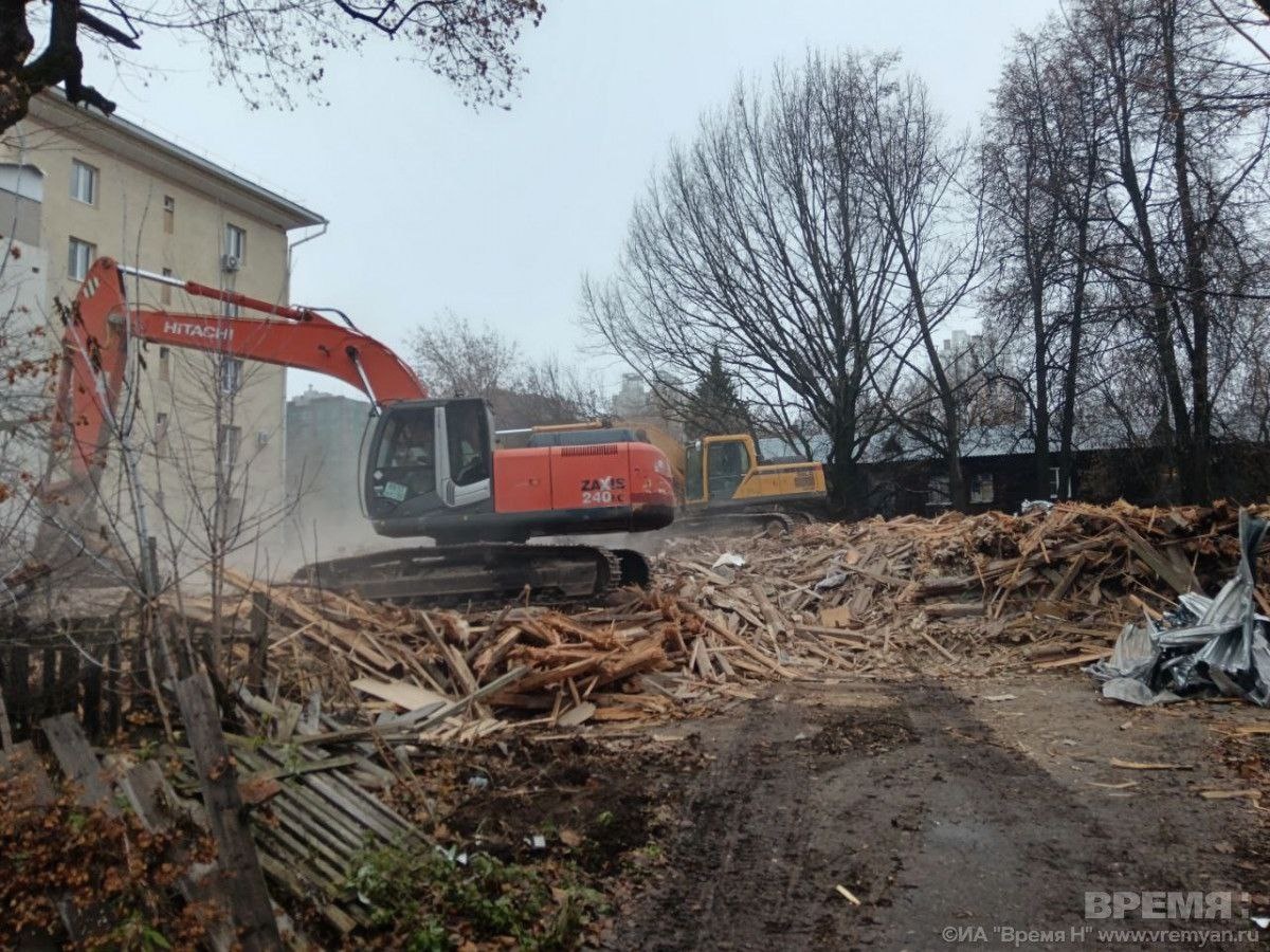    Дом №12А на улице Генкиной полностью разрушен, на месте работает строительная техника