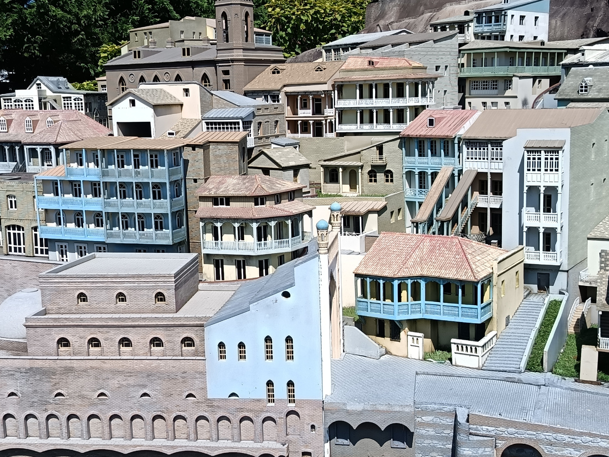 Район Абнотубани со знаменитыми серными банями