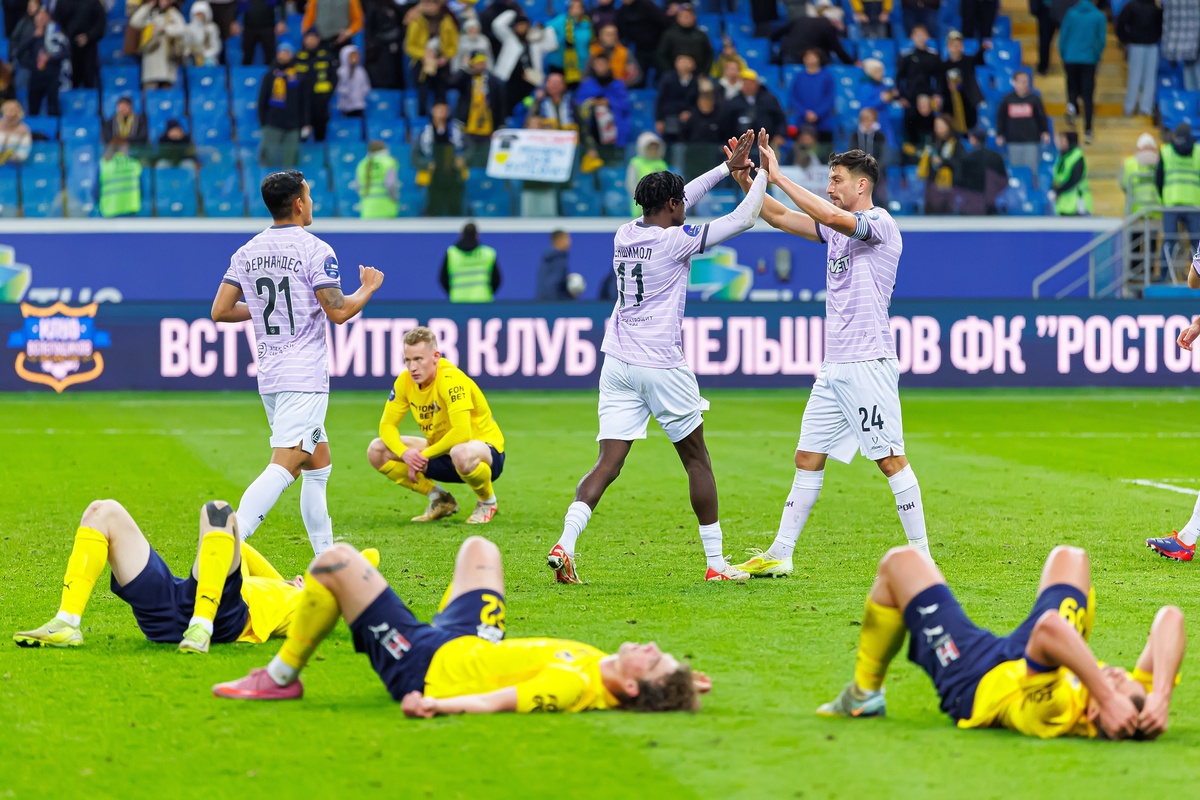 Картина после боя: радость футболистов «Акрона» и досада ростовчан. Фото из архива ФК «Ростов»