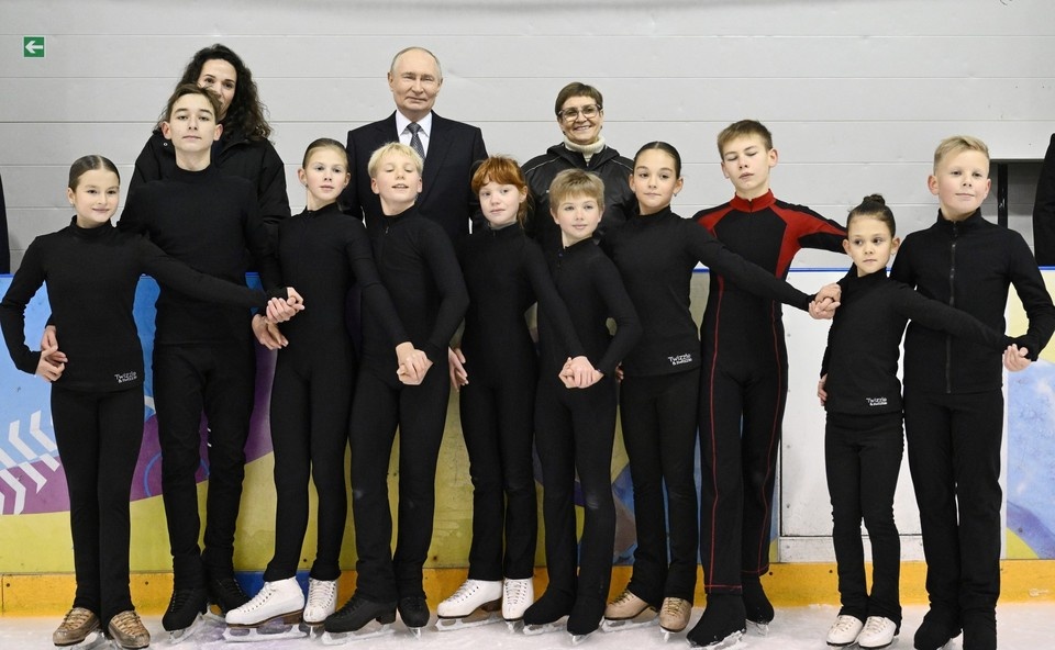    Глава государства осмотрел ледовую арену и универсальный спортзал. Фото: kremlin.ru