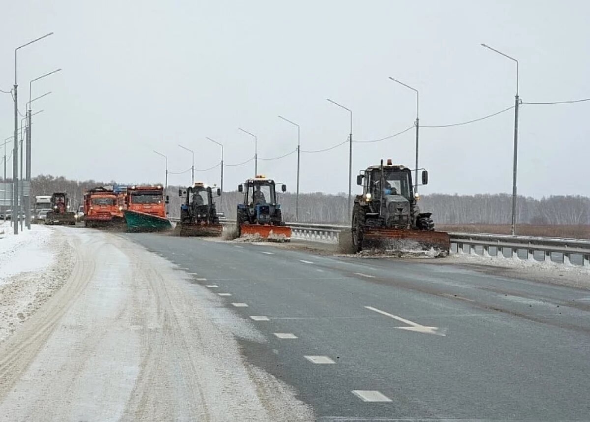    Дорожные службы НСО усилили работу по оперативной уборке снега с трасс