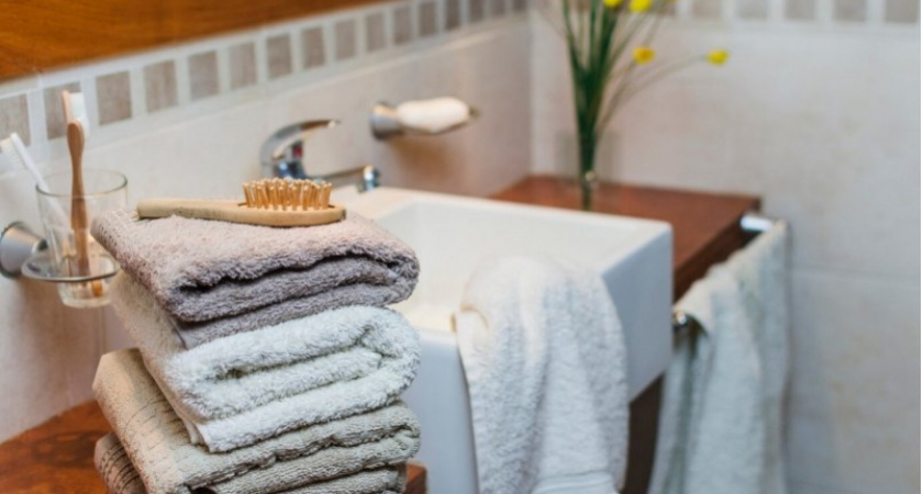    Вечером окунаю кухонные полотенца и прихватки в это: утром достаю — как новенькие. Даже застарелый нагар и жир уйдут