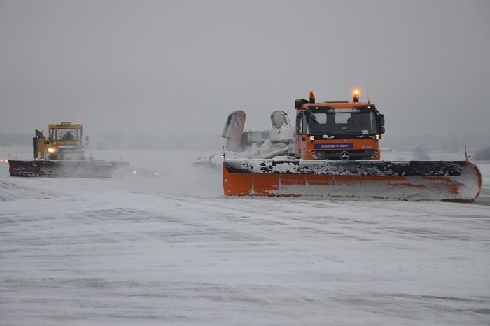    Уборка снега с взлетной полосы // фото предоставлено пресс-службой ростовского аэропорта
