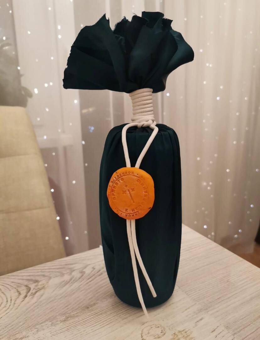 Итак, практика Симорон для поиска работы мечты 💭 
Сразу скажу, как и многие симоронские практики звучит она дебильно, но эффект от нее превосходен, проверен как на себе, так и на многочисленных друзьях и клиентах. Поэтому если сейчас Вы без работы, либо хотите сменить работу на более лучшую, рекомендую к выполнению.

Что нам понадобится? Пустая банка из-под пива зеленого цвета, монеты разного достоинства, красивый кусок ткани, бечевка или лента, пластилин. 
Нужно купить банку пива, сам напиток не понадобится, банку вымыть и высушить. Внутрь положить монеты разного достоинства, чтобы они заполнили банку примерно на треть. Затем банку оборачиваем красивой тканью, сверху завязываем бечевкой или лентой. Концы бечевки или ленты нужно запечатать кусочком пластилина, как раньше на почте запечатывали сургучом посылки. На пластилине нарисовать знак доллара 💲.

Затем нужно убрать банку в укромное место, чтобы никто из домашних ее не трогал, и каждое утро, пока работа не найдется, вынимать ее из укромного места, активно встряхивать и произносить фразу «Работа мечты найдись». 
Ставьте ❤️, если было полезно, делитесь с друзьями, если у них есть проблемы с работой.