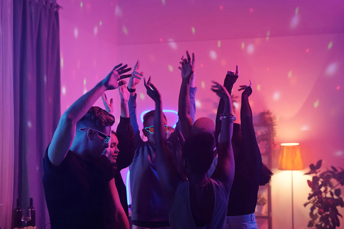 Диско-шар позволит создать дома атмосферу ночного клуба. Фотография: Pressmaster / Shutterstock / FOTODOM