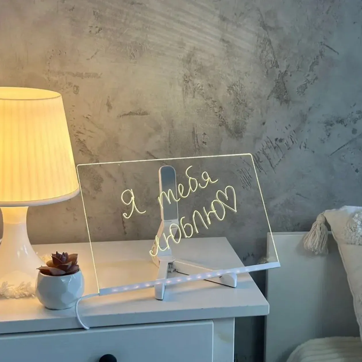 На ночнике можно оставлять послания для близких. Источник: ozon.ru