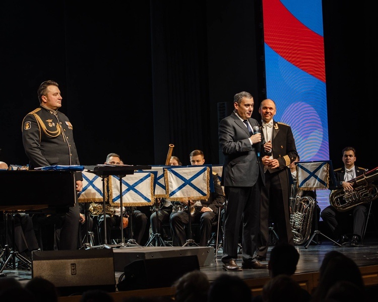     В Курске концерт оркестра ВМФ России начался с «Курского вальса»