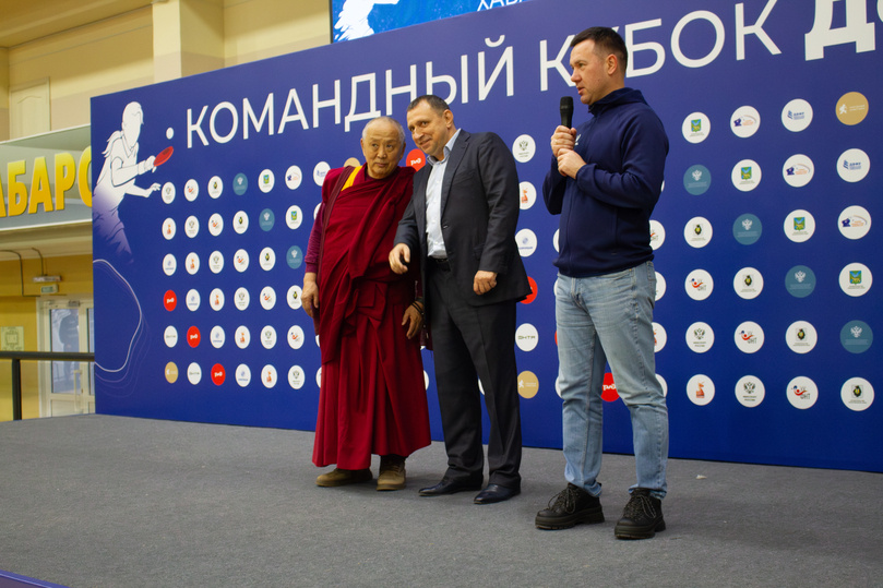     Участников пришли поздравить министр спорта Хабаровского края, председатель региональной федерации и даже лама - доктор буддисткой философии, сам очень неплохой игрок в теннис / Борис Кокурин
