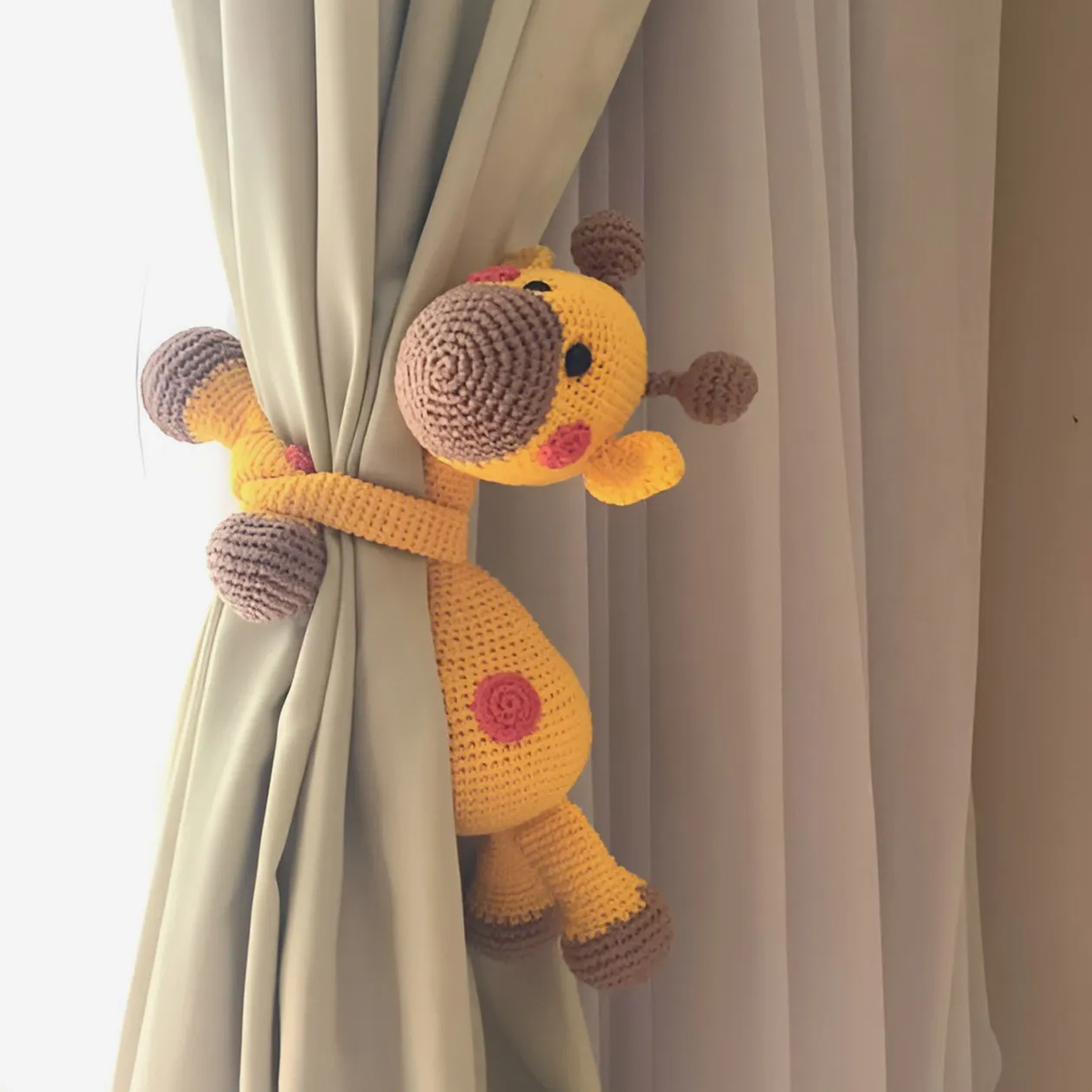 Выбирайте любую схему амигуруми и делайте завязки из ручек и ножек. Источник: pinterest.com